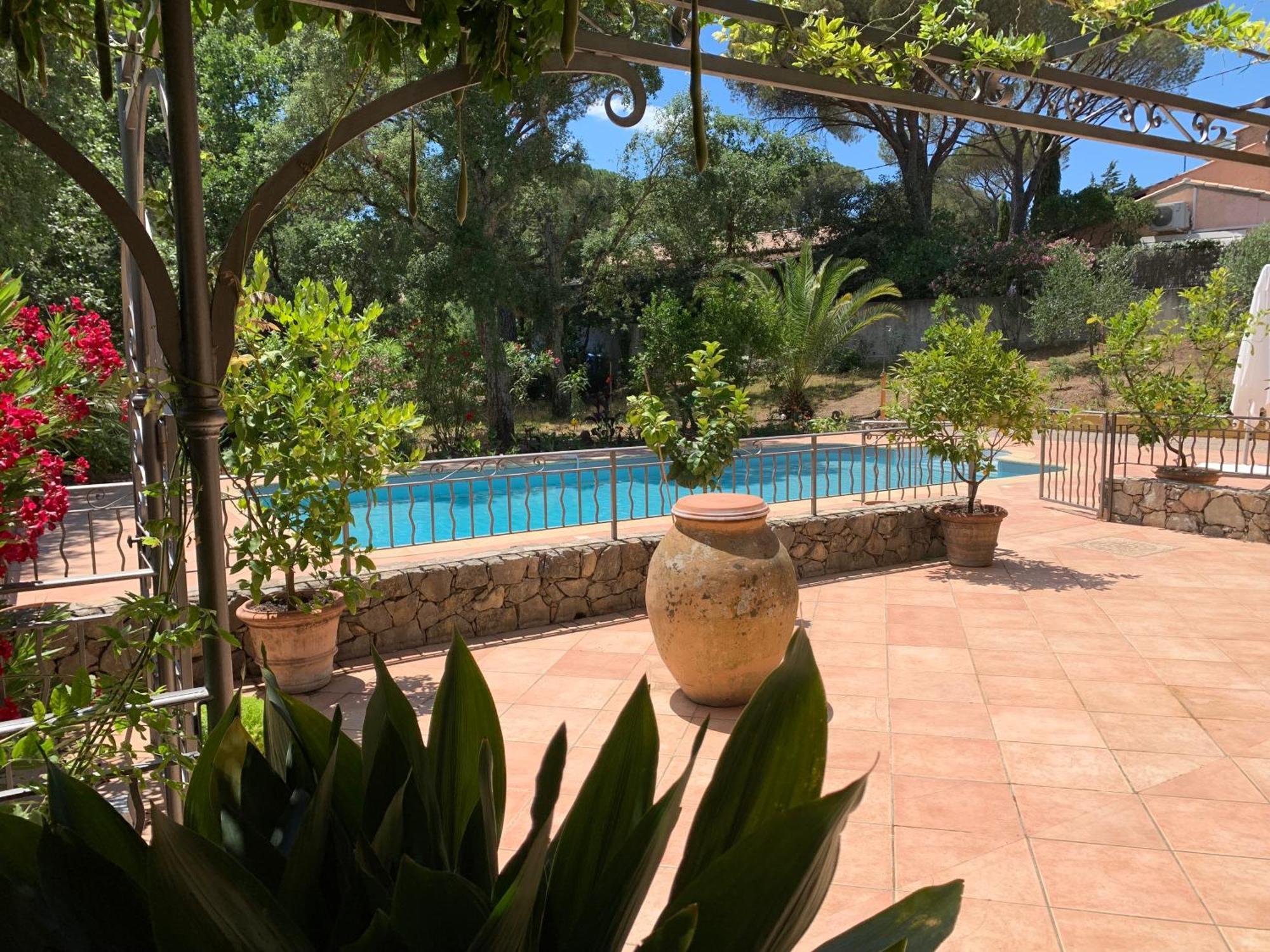 Sous Les Pins Parasols Vidauban Exterior photo